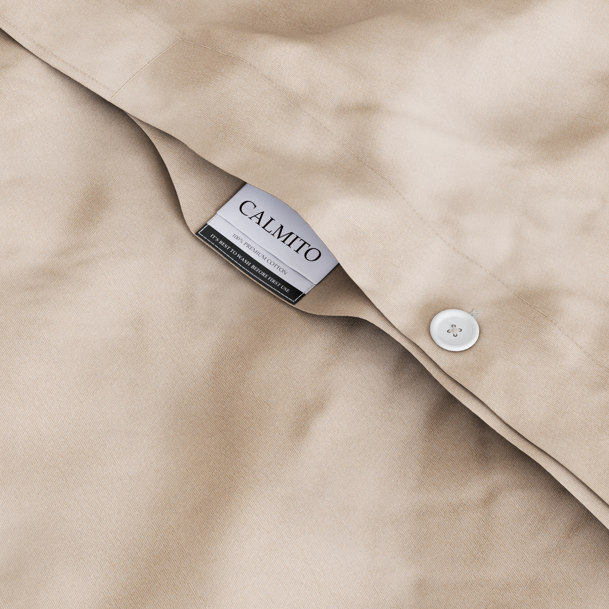 ציפת שמיכה מכותנה מצרית סאטן 500 בצבע בז' טבעי, תקריב על סגירת הכפתורים ותווית CALMITO